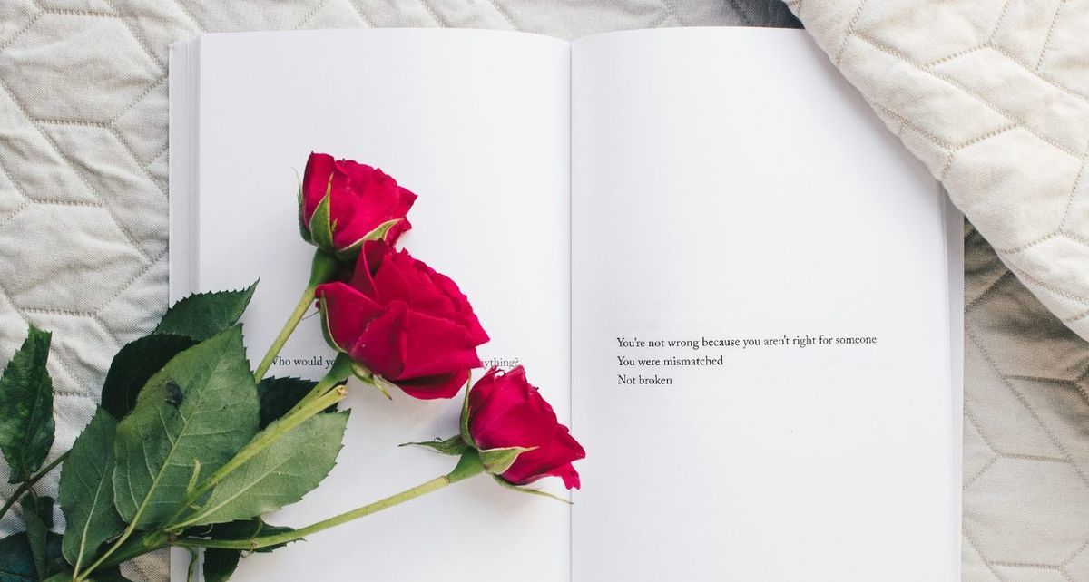 Por esta razón se regalan flores en el Día del Libro| Foto: CANVA