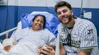 Laurita La Cartera junto al pitcher Nolan Kingham (Cortesía)