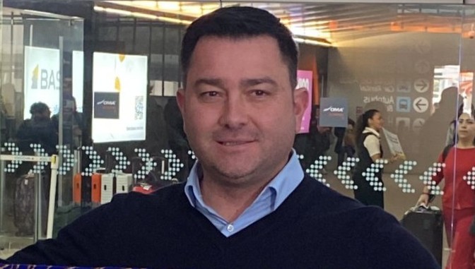Pedro Martínez Losa en su llegada al aeropuerto de Monterrey (Foto: Erick Gonzáles)