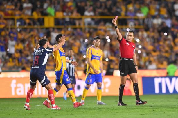 Gato Ortiz expulsa a Oliver Torres (Imago7)