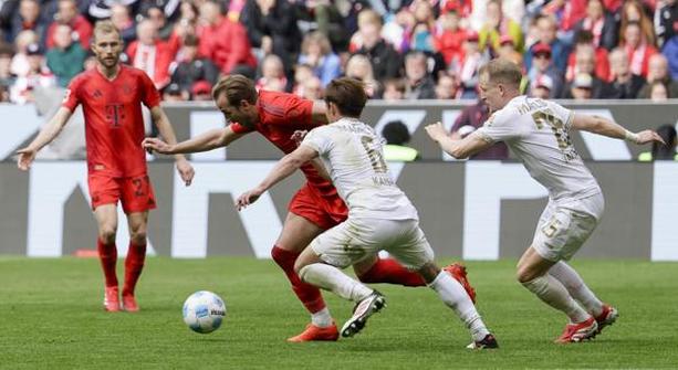 Harry Kane intenta evadir la marca ante Mainz (EFE)