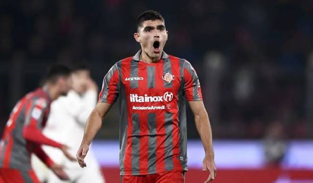 Johan Vásquez, durante su etapa en Cremonese (AFP)