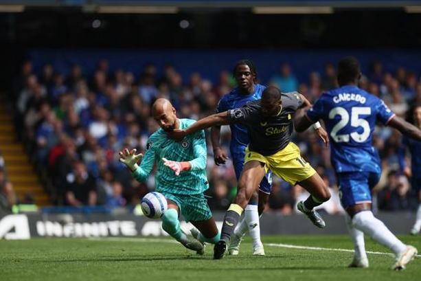 Robert Sánchez salvó al Chelsea en casa (EFE)