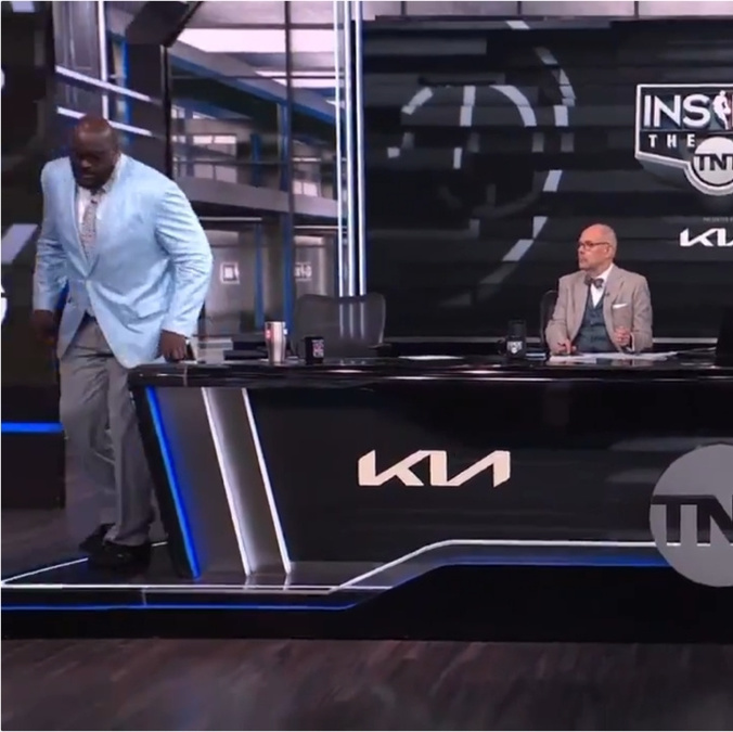 Shaquille O'Neal vivió momento incómodo durante programa en vivo y causó risas en redes sociales.