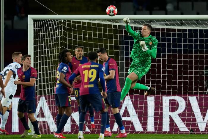 Szczesny evita el peligro en el arco del Barcelona (EFE)