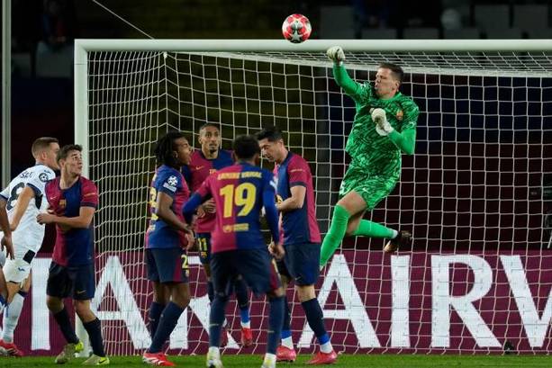 Szczesny evita el peligro en el arco del Barcelona (EFE)