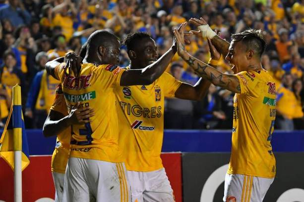 Julián Quiñones y Enner Valencia celebran en la Concachampions 2019 (Imago7)