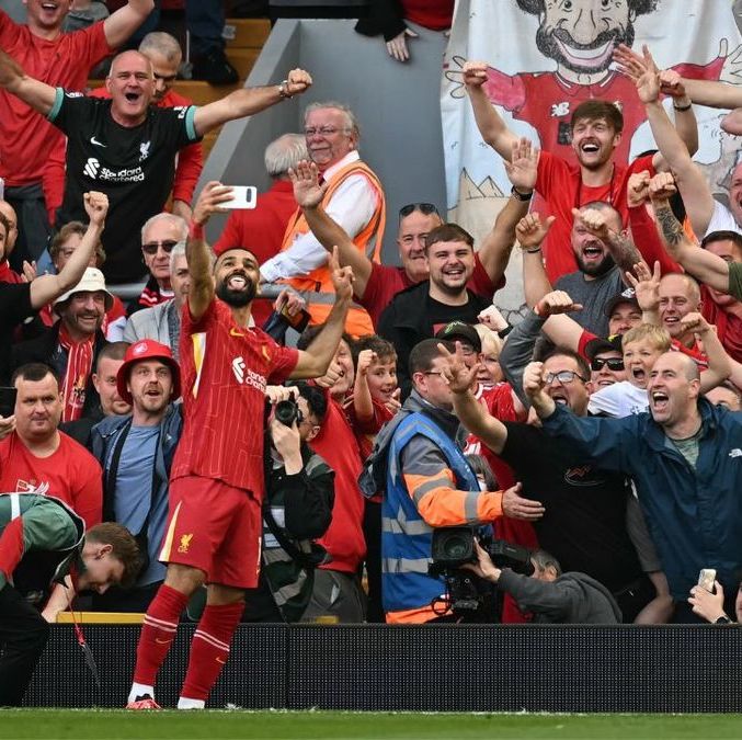 Mohamed Salha en una selfie con la afición del Liverpool (AFP)