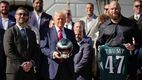 Donald Trump junto al head coach Nick Sirianni y el tacle ofensivo Lane Johnson (AFP)