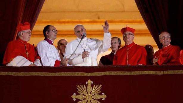 El papa Francisco, tras ser electo en el último cónclave (EFE)