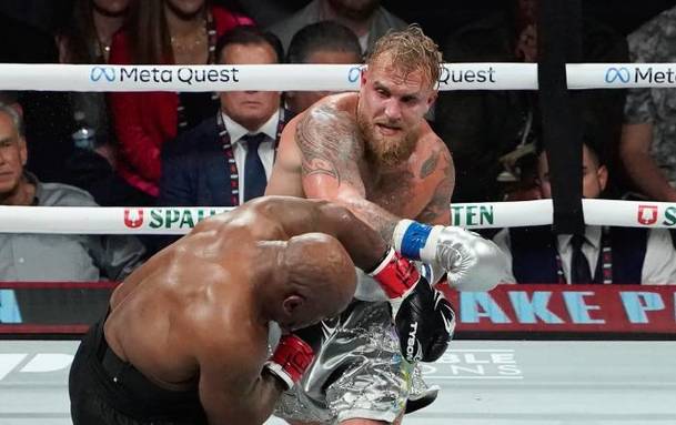 Jake Paul golpea a Mike Tyson en su pelea (AFP)