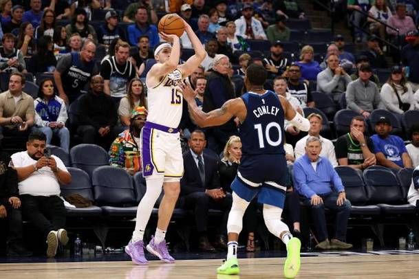 Reaves intenta un triple ante los Timberwolves (AFP)