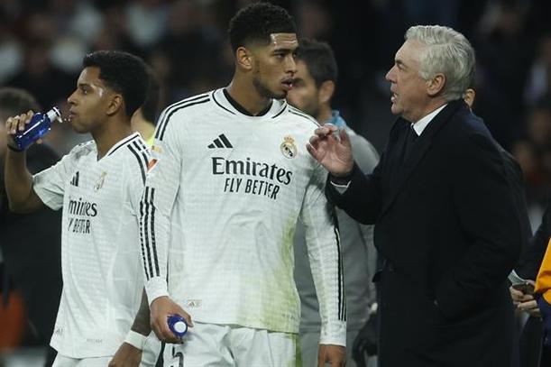 Ancelotti da indicaciones a Bellingham (EFE)