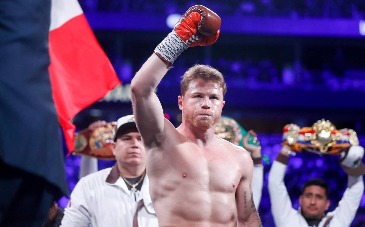 Canelo Álvarez levanta el brazo en señal de triunfo (AFP)