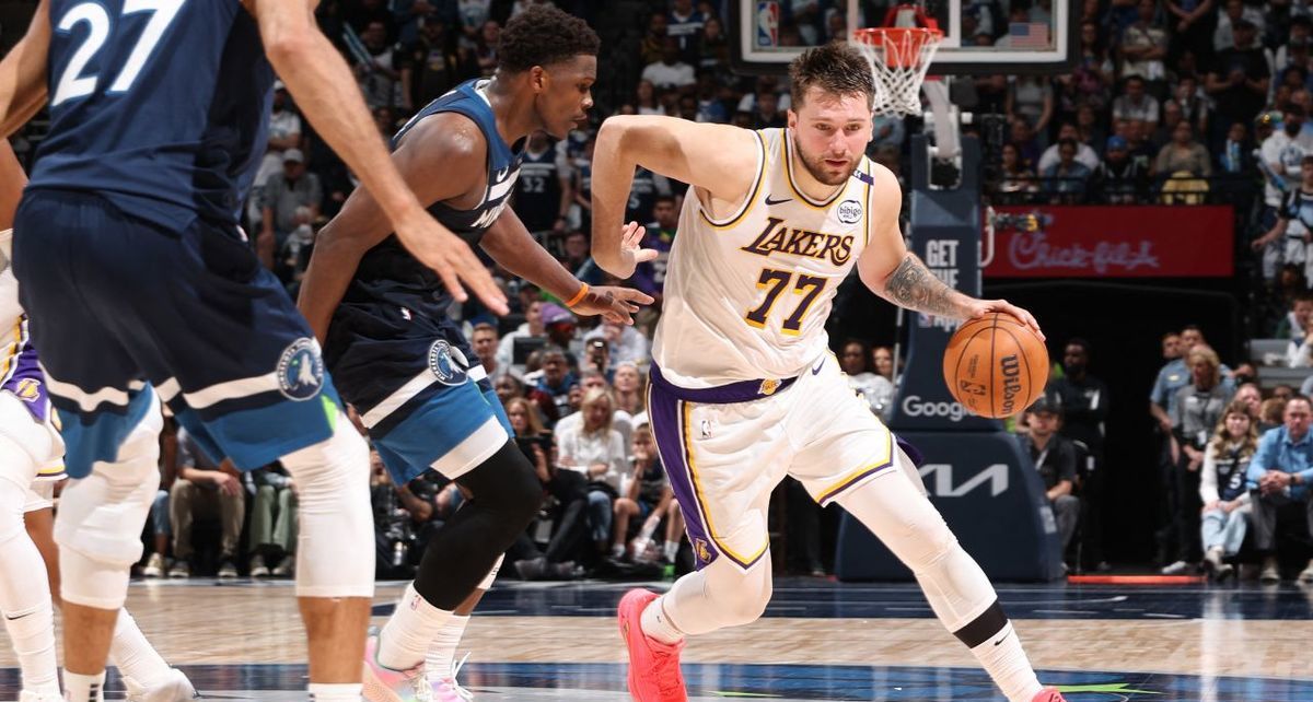Luka Doncic intenta penetrar la defensa de Minnesota (AFP)