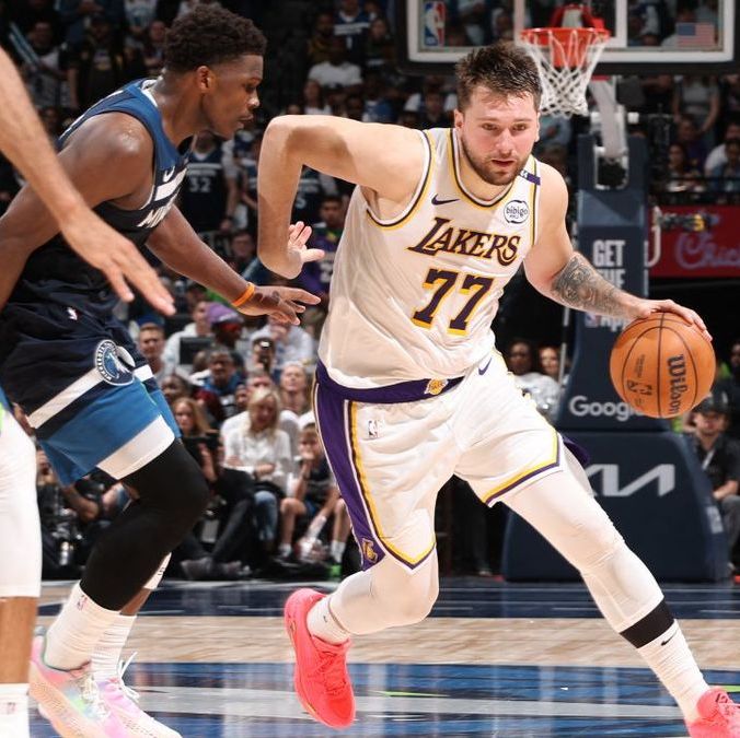 Luka Doncic intenta penetrar la defensa de Minnesota (AFP)