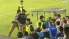 Policía apunta hacía el público con la pistola (Captura)