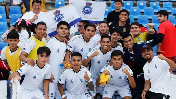 El conjunto merengue se tomó la foto del recuerdo con aficionados. (Foto: @RealApodacaOficial)