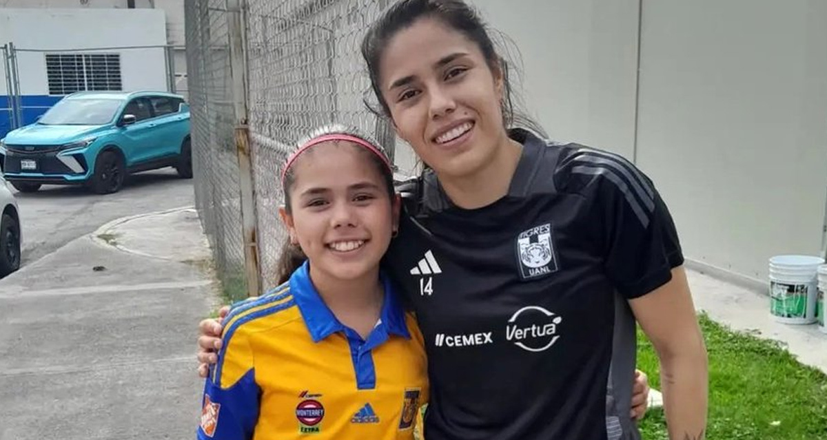 La niña ya se tomó la foto con la Maga, con quien tiene gran parecido.