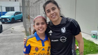 La niña ya se tomó la foto con la Maga, con quien tiene gran parecido.