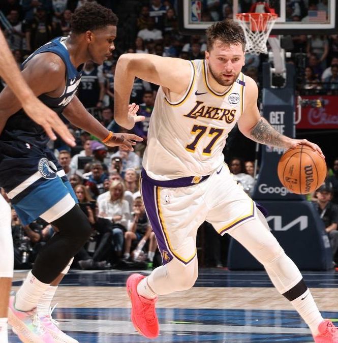 Luka Doncic intenta penetrar la defensa de Minnesota (AFP)