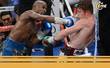 Floyd Mayweather Jr. golpea a Canelo Álvarez (Reuters)