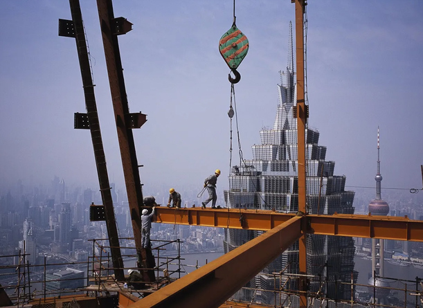 Trabajando en el que era el edificio más alto de China. (Foto: Fritz Hoffman Nat Geo Image Collection)