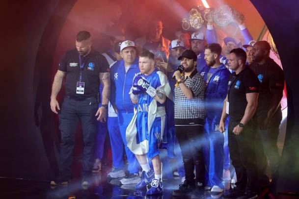 Canelo en su entrada al ring para la pelea contra Scull (AFP)