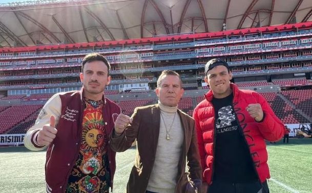 Julio César Chávez posa con sus dos hijos mayores (@Faitelson_ESPN)