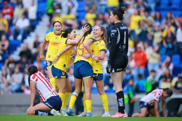 América Femenil festeja uno de sus goles ante Chivas en el Clásico (Imago7)