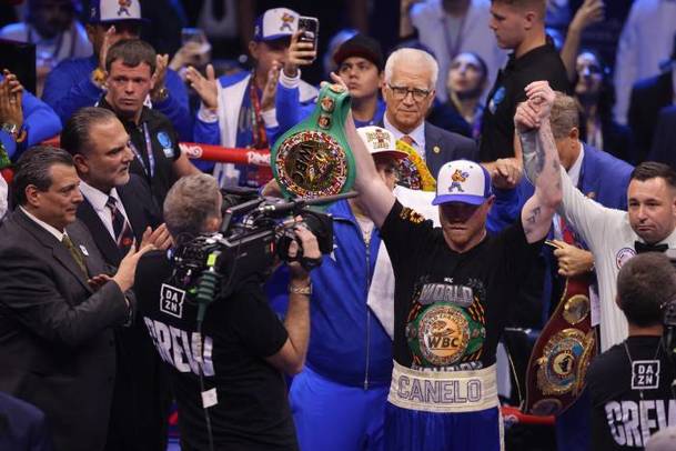 Canelo Álvarez presume sus cinturones de campeón (AFP)