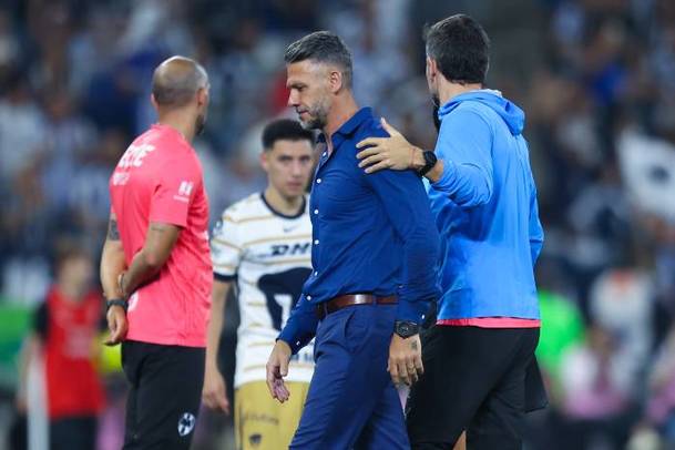 Demichelis, retirado de la pelea con Efraín Juárez (Imago7)