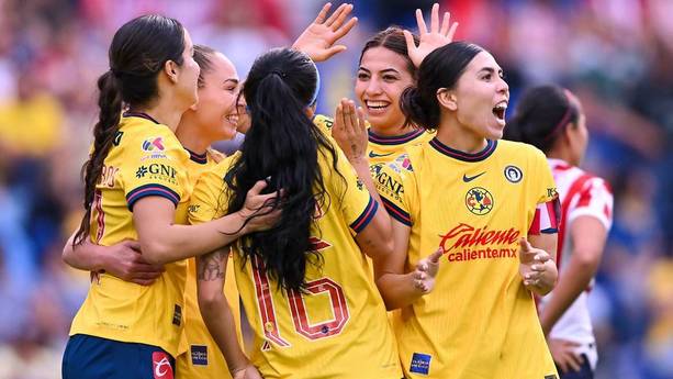 Las jugadoras de América Femenil festejan un gol ante Chivas (Imago7)
