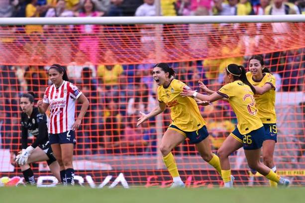 Kiana Palacios festeja el gol de América en el Clásico Nacional (Imago7)
