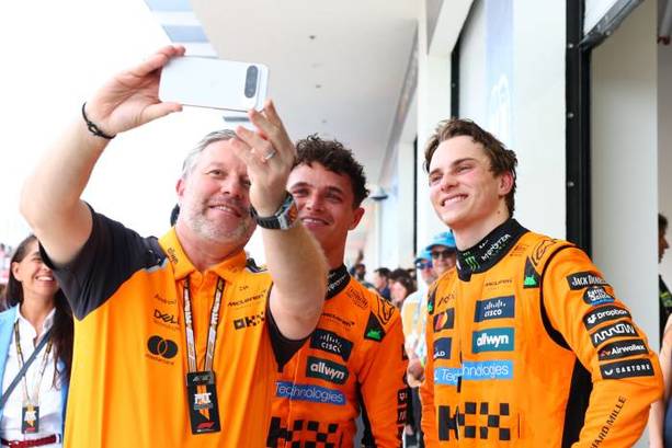Zak Brown se toma una selfie con sus pilotos (@F1)