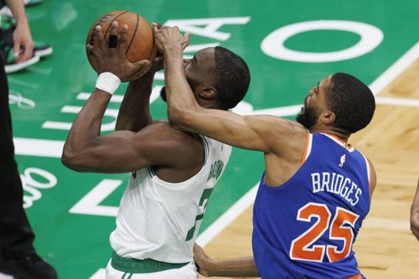 Jaylen Brown es bloqueado en su camino al arco (EFE)