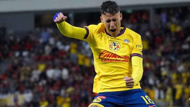 Chicote Calderón celebra gol con América (Imago7)