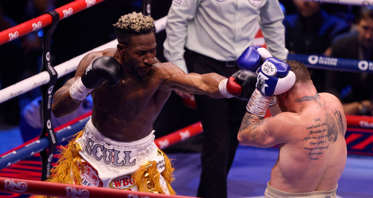 William Scull cree que debió ganar al Canelo Álvarez. (Foto: AFP)