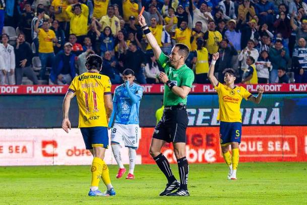 El árbitro muestra la roja a Moreno (Imago7)