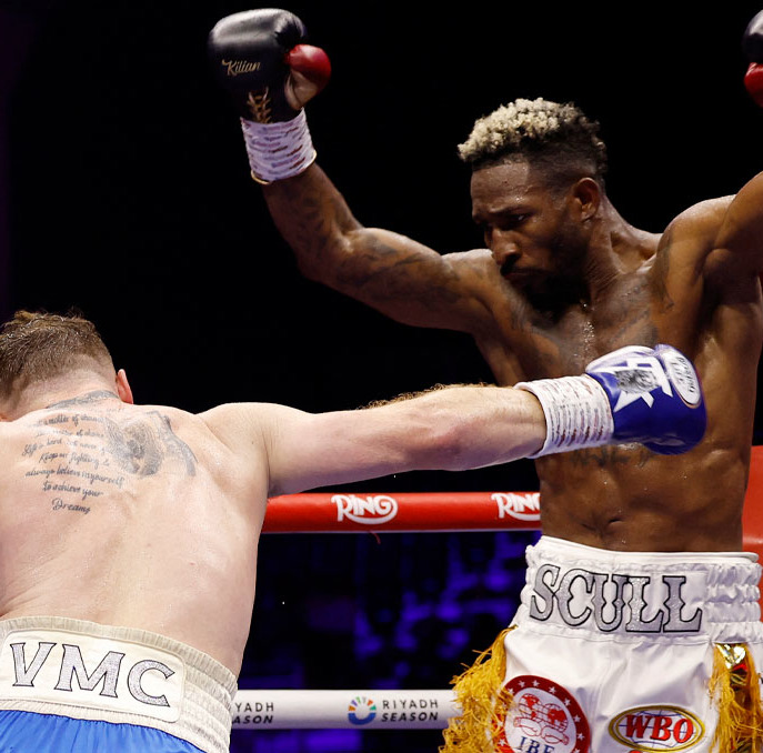 Canelo Álvarez no pudo cortar el ring a Scull en su pelea en Arabia Saudita. (Foto: Reuters)