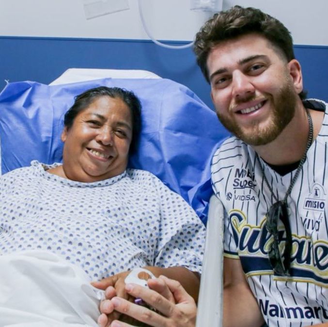 Laurita La Cartera junto al pitcher Nolan Kingham (Cortesía)