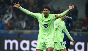 Ronald Araujo fue sumamente criticado por su actuación ante el Inter de Milán (AFP)