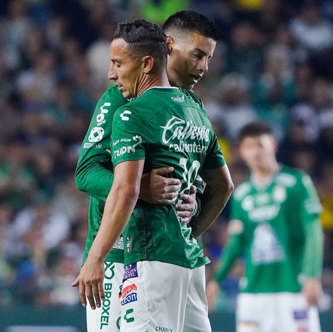 James Rodríguez y Andrés Guardado en duelo ante Tigres (Imago7)