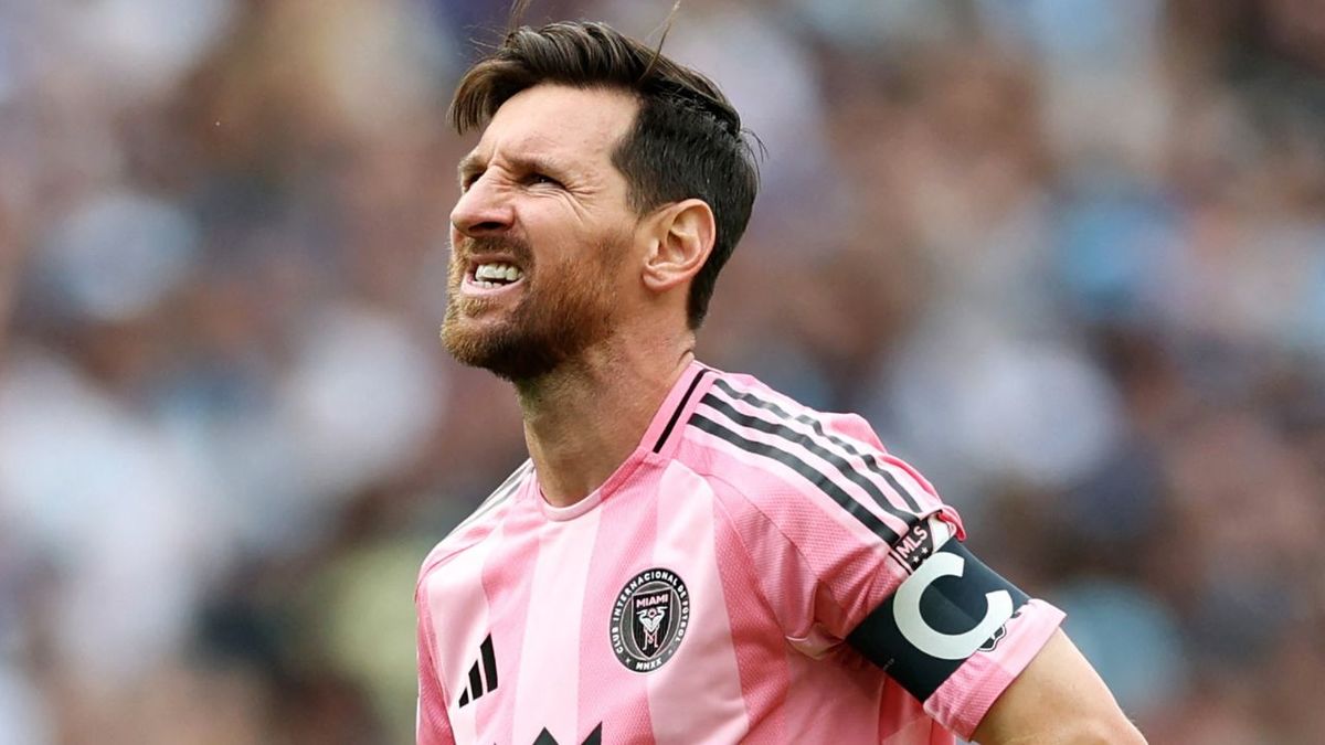 Messi sufre en el juego ante Minnesota United (AFP)