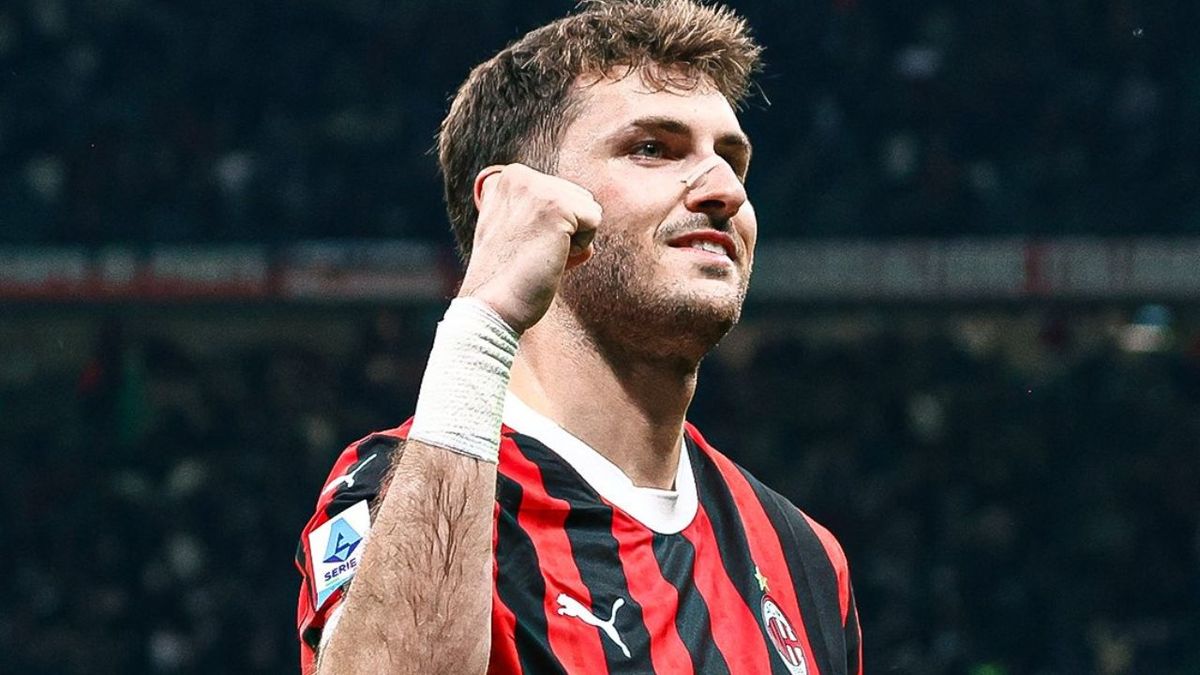Santiago Gimenez dispara en el Milan vs Bologna (@acmilan)