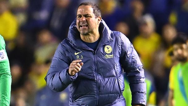 André Jardine da indicaciones a sus jugadores (Mexsport)