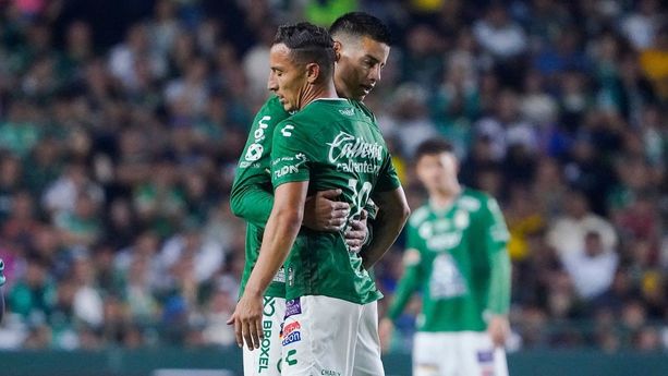 James Rodríguez y Andrés Guardado en duelo ante Tigres (Imago7)