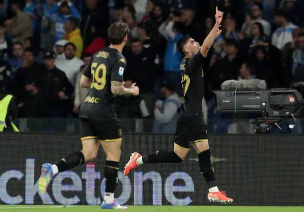 Johan Vásquez celebra su gol ante Napoli (AFP)