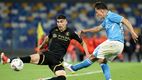 Johan Vásquez defiende un ataque del Napoli (AFP)