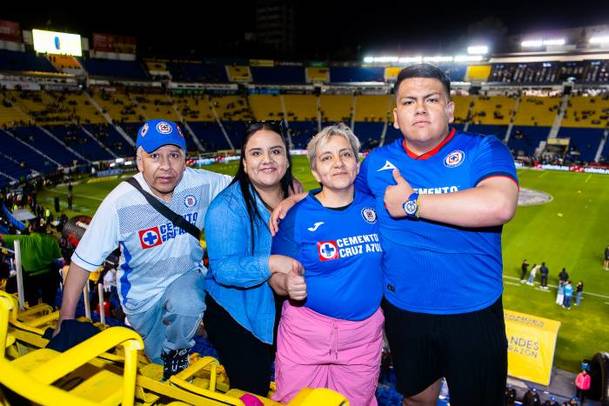 Aficionados de Cruz Azul en el Estadio Azulcrema (Imago7)